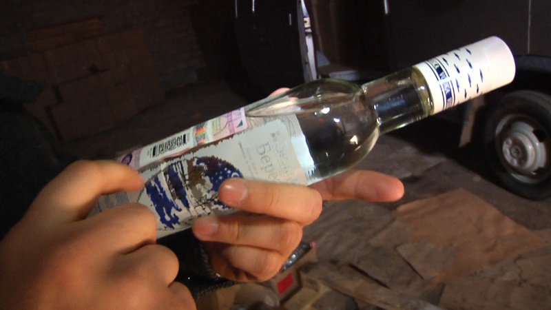 Полицейские Оренбурга изъяли 53 бутылки контрафактной водки